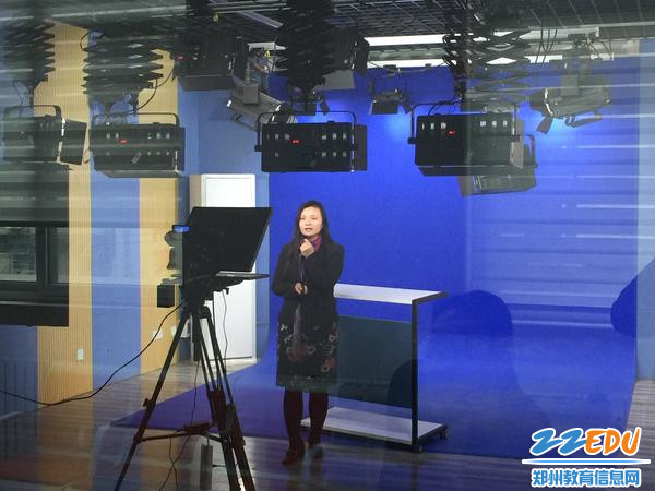 1 郑州34中王远荣副校长为全校师生带来了以“自我驱动，自主发展”为题的网络直播班会课